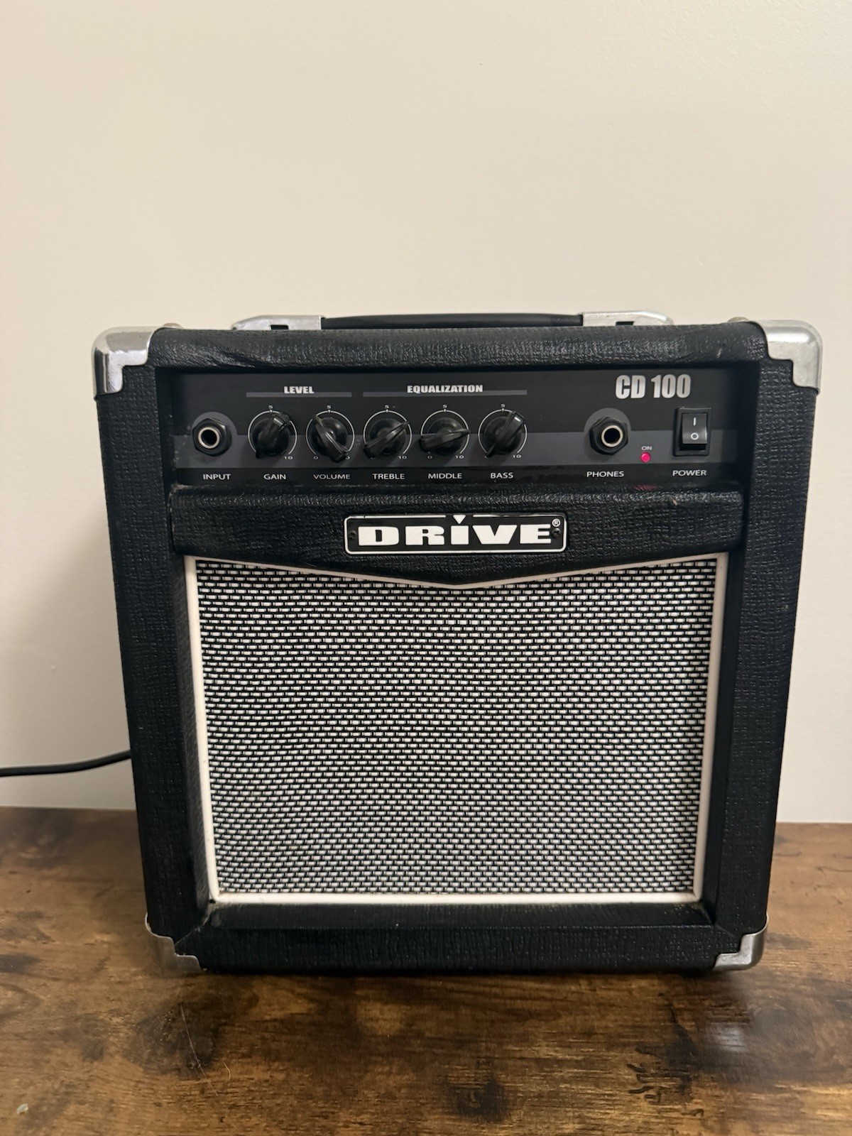 Drive CD100B Bass Guitar Combo Amplifier Amp Practice 10W Black Powers On
