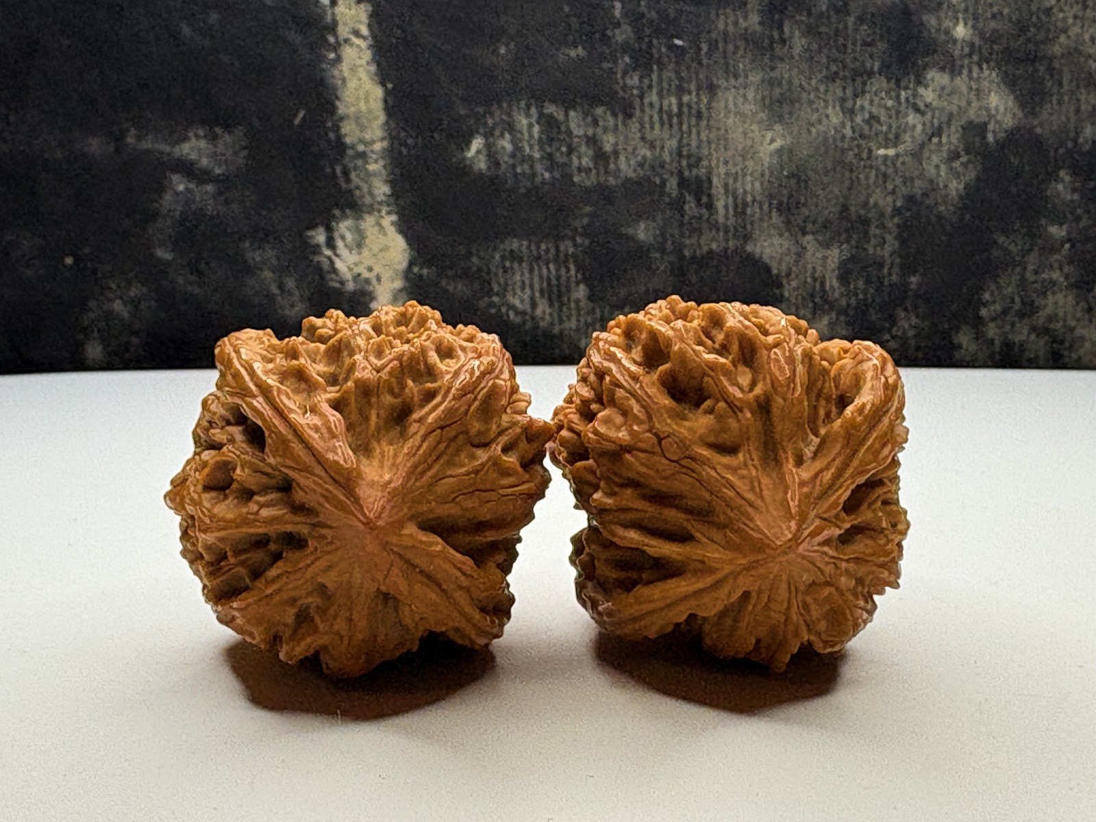 A pair of Wenwan Walnuts hand massage ball Wu Ming Chicken heart