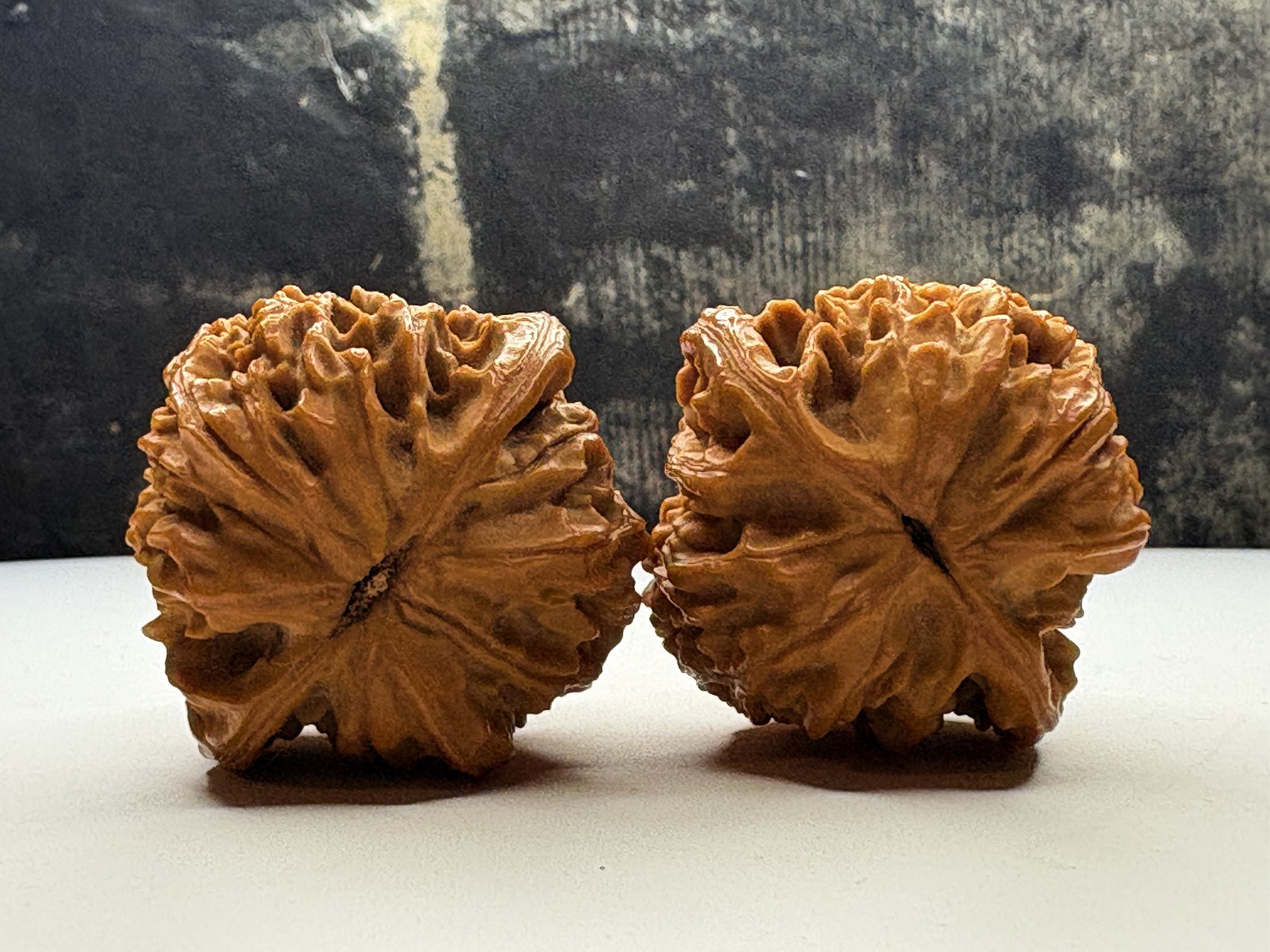 A pair of Wenwan Walnuts hand massage ball Wu Ming Chicken heart