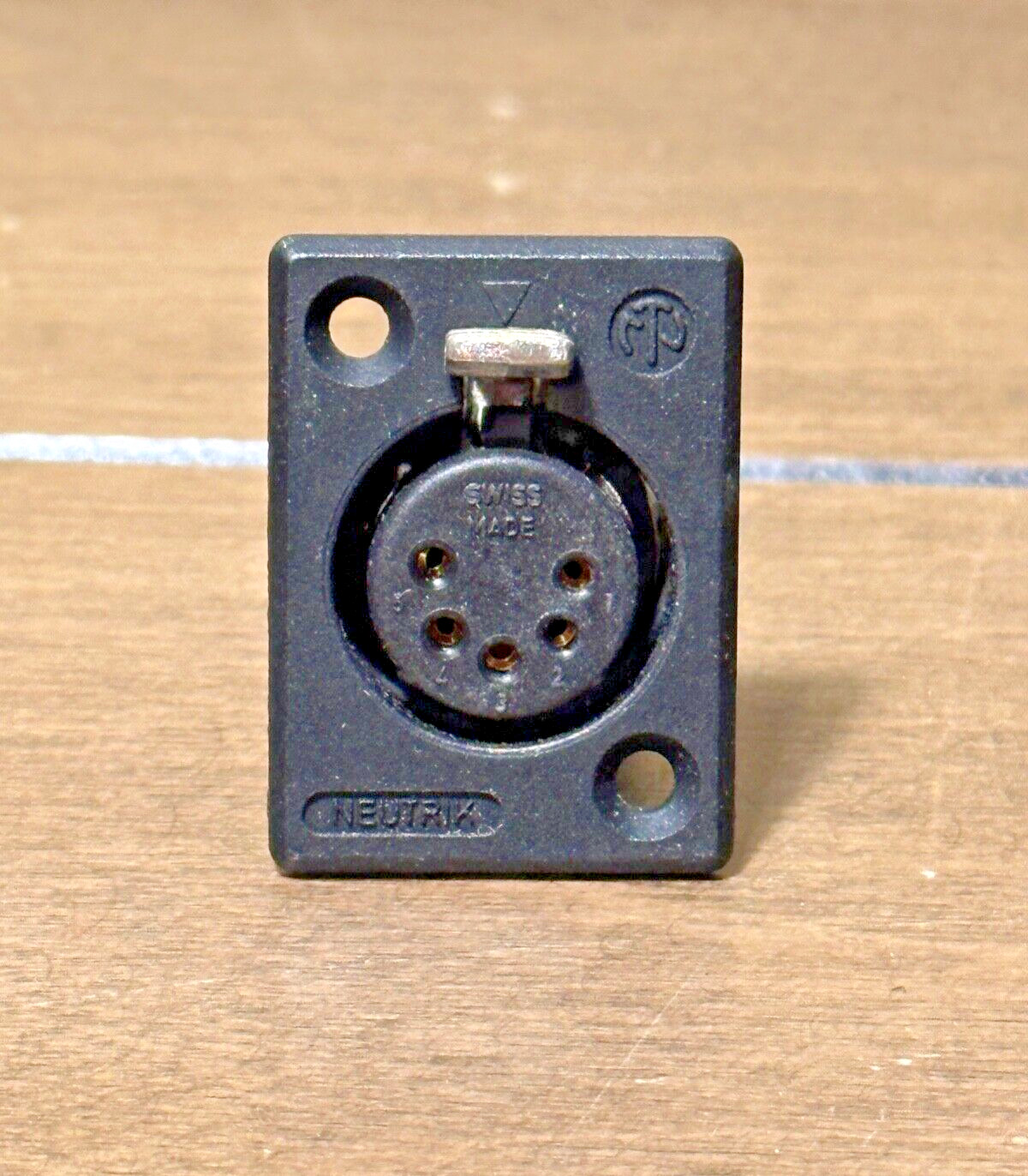 Neutrik NC5FP-B-1 – 5 pole female receptacle, solder contacts, black- Pack of 10