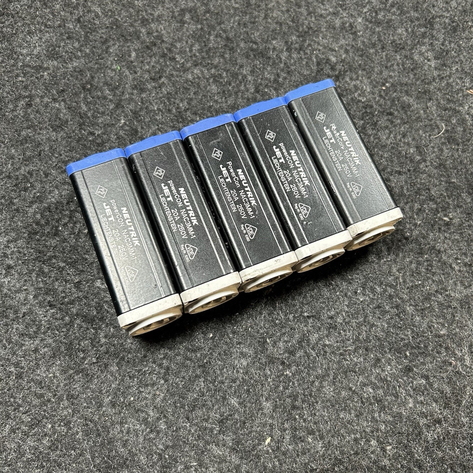 Neutrik NAC3MM-1 PowerCON NAC3MPA-1 (in) to NAC3MPB-1 (out) Coupler Link Lot 5