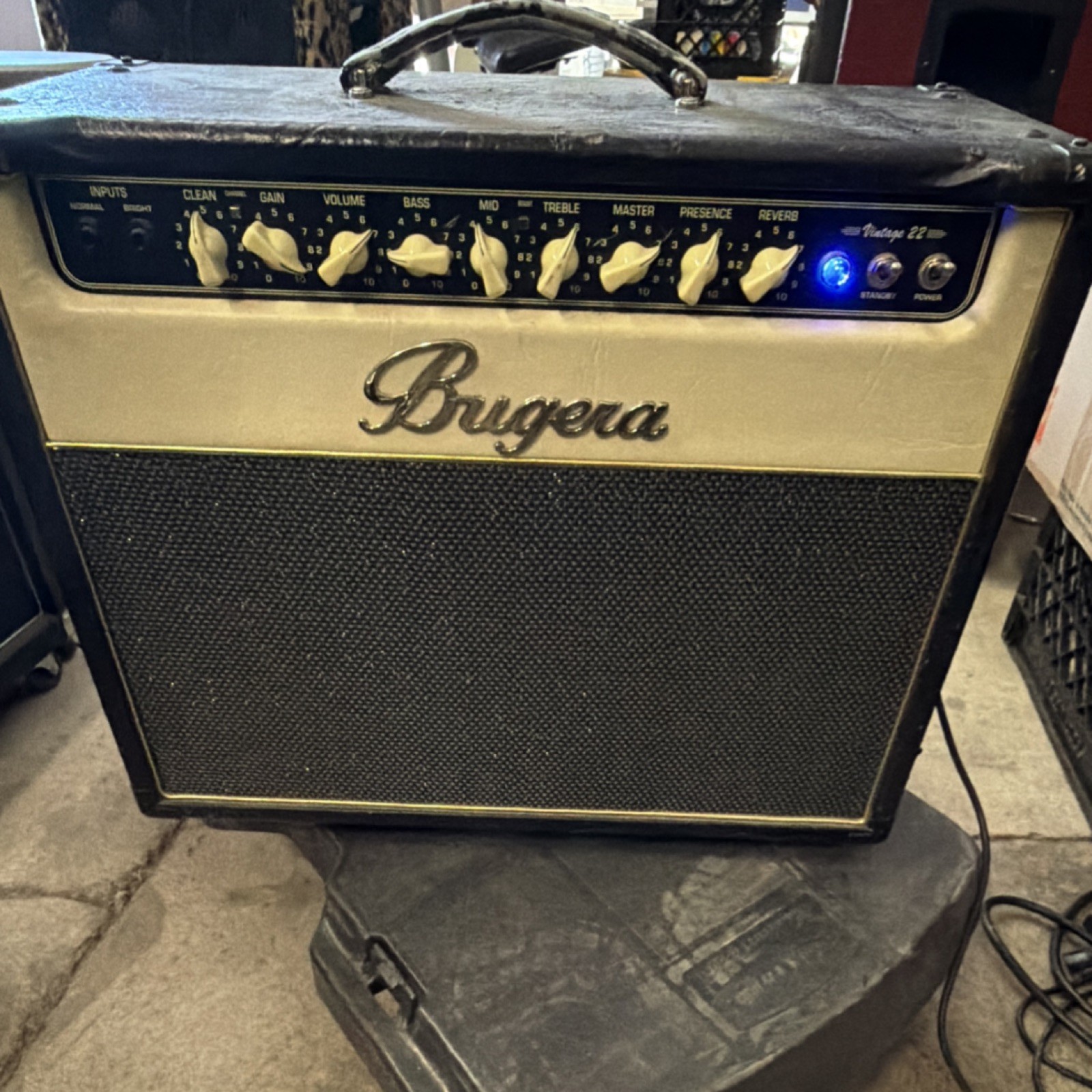 Bugera V22 Vintage Guitar Series Combo Tube Amplifier 22W Electric Guitar 8 Ohms