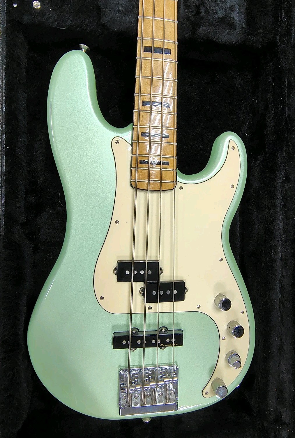 FENDER GC SFR P BASS WITH CASE MEXICO MADE EXCELLENT CON ONLY PLAYED A FEW TIMES