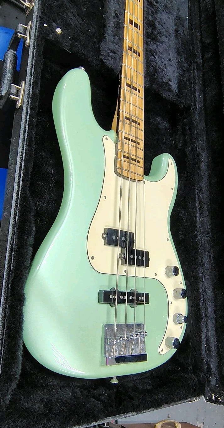 FENDER GC SFR P BASS WITH CASE MEXICO MADE EXCELLENT CON ONLY PLAYED A FEW TIMES