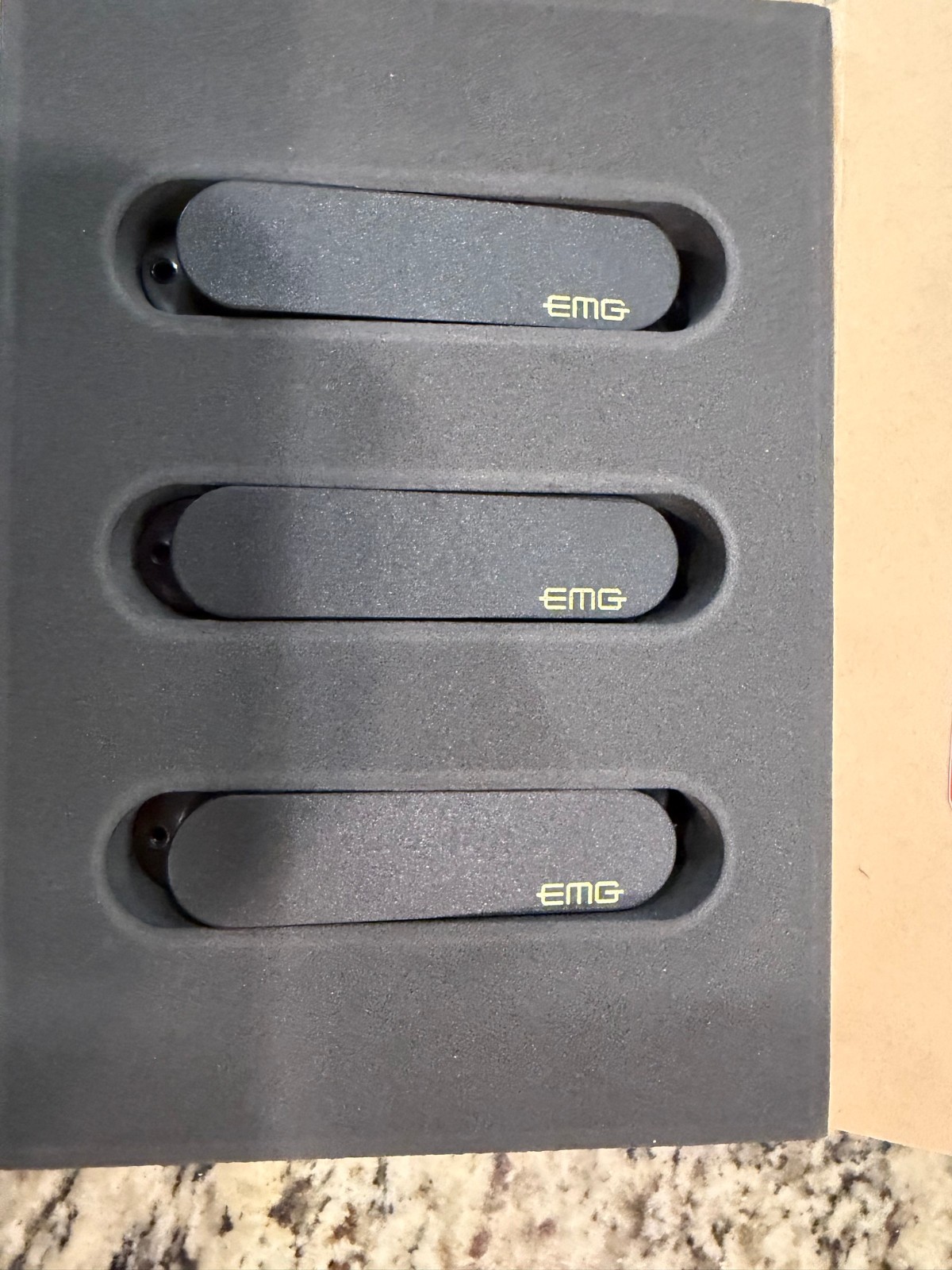 EMG SA SET BLACK 3 ACTIVE SINGLE COIL SOLDERLESS STRAT PICKUPS POTS ( OPEN BOX )
