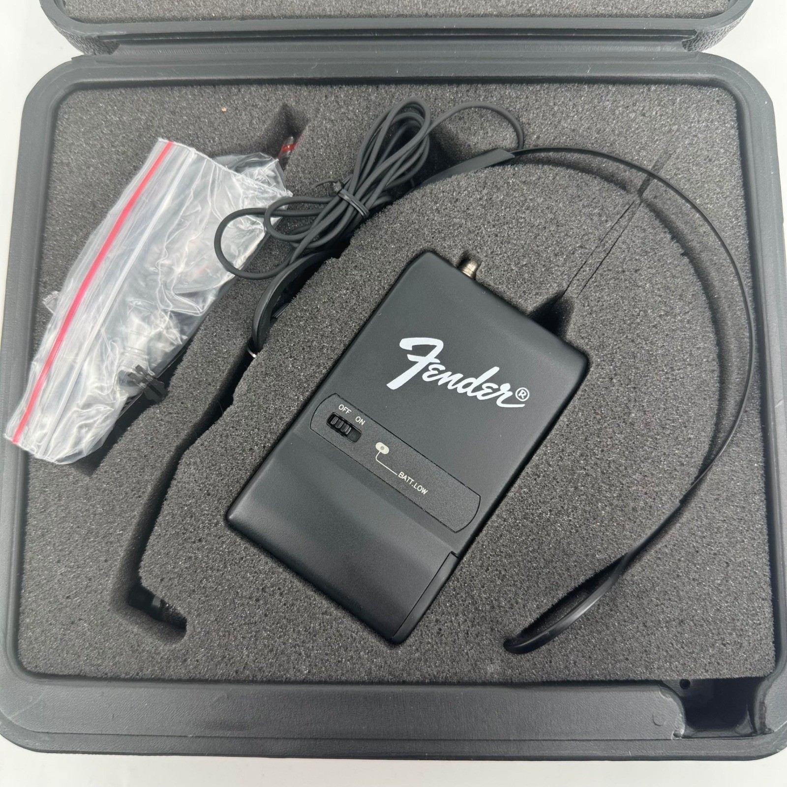 Fender Passport Wireless Executive Kit UHF Headset and Lavalier Microphone