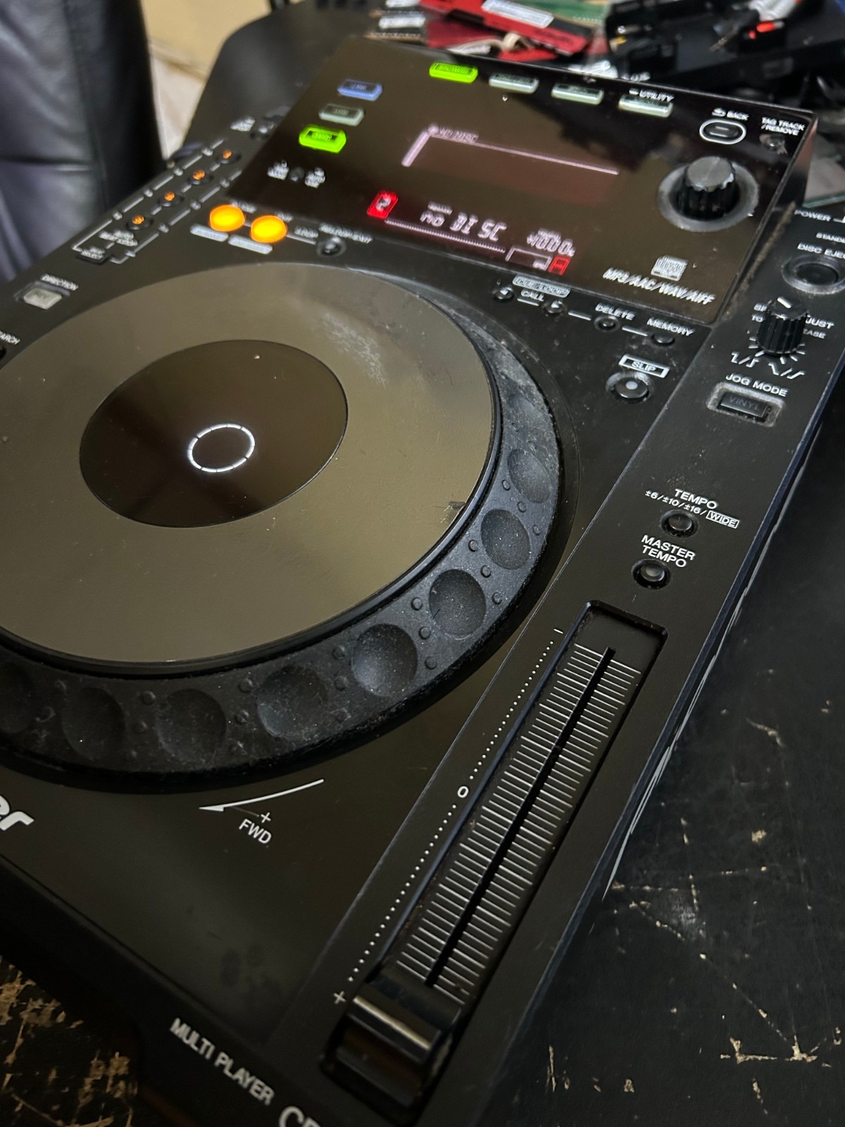 Pioneer CDJ-900 Professional Multi-Player Turntable – Black. Works fine. :)