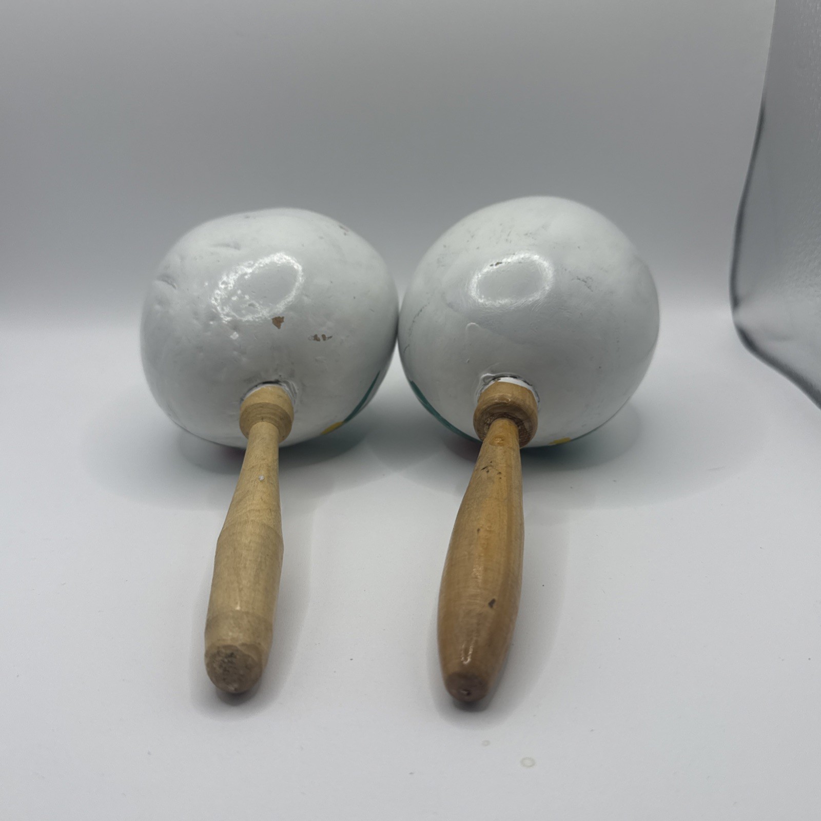HANDMADE GENUINE MEXICO MEXICAN WOODEN MARACAS SHAKERS LOT (2) WHITE PAINTED